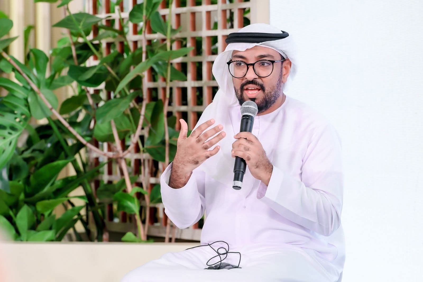 كان يسير العَنَق، فإذا وجد فجوةً نصّ