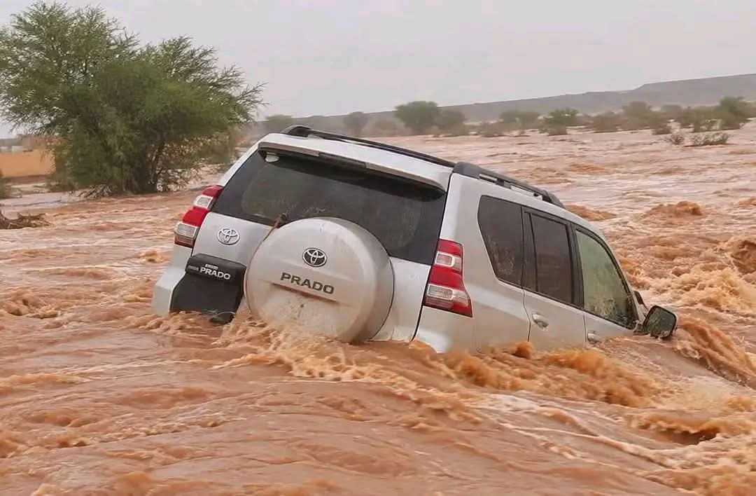 العثور على جثمان سائق جرفته السيول في الطواز