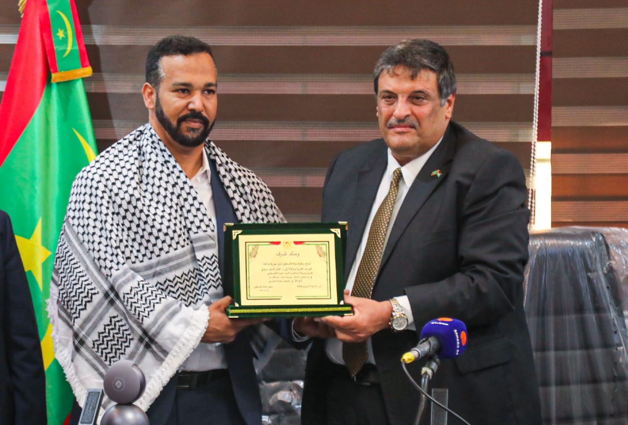 تكريم فلسطيني لطبيبين موريتانيين تقديرًا لمساهمتهما الإنسانية في دعم أهالي غزة