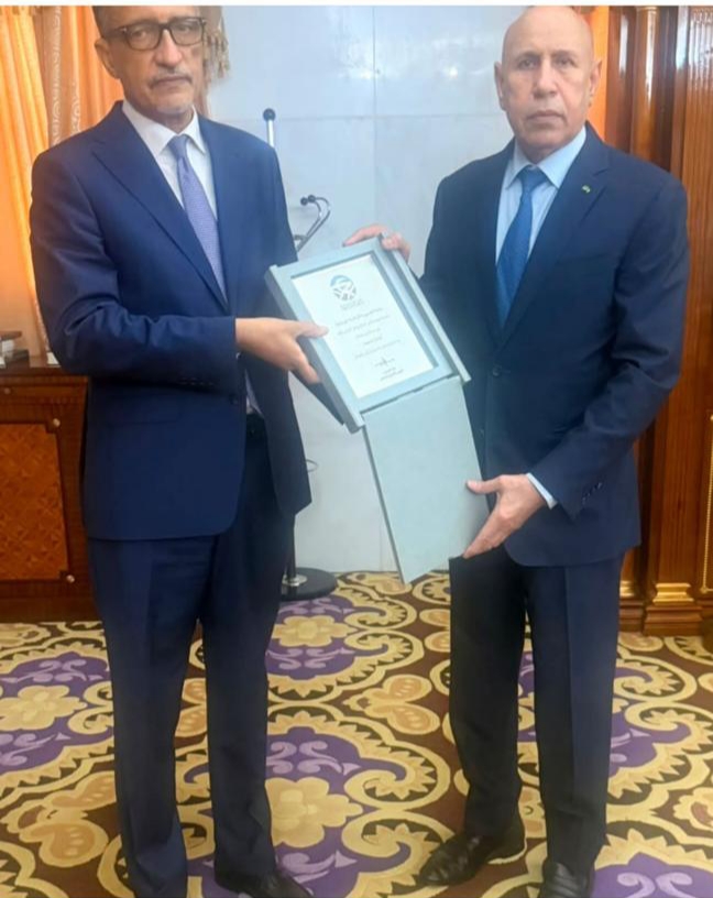 رئيس الجمهورية يتسلم شهادة "منتدى الجوائز العربية" تقديراً لرعايته جائزة شنقيط