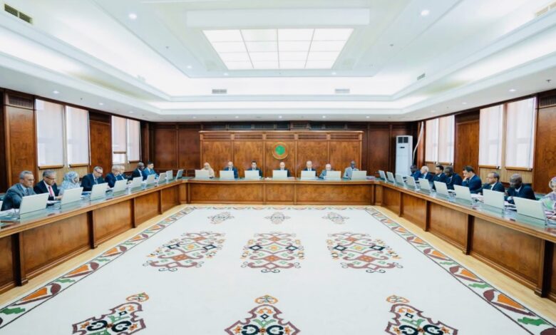 مجلس الوزراء يصادق على مشاريع مراسيم ويجري تعيينين في وزارة الوظيفة العمومية